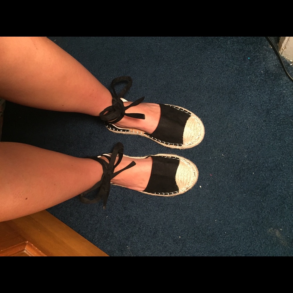 Flats / sandals tie around ankle